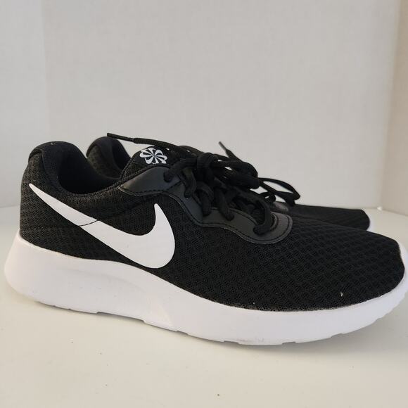 Nike Womens Roshe One Running Shoes (8.5 B(M) US)(Black/White/ ) - Picture 2 of 9